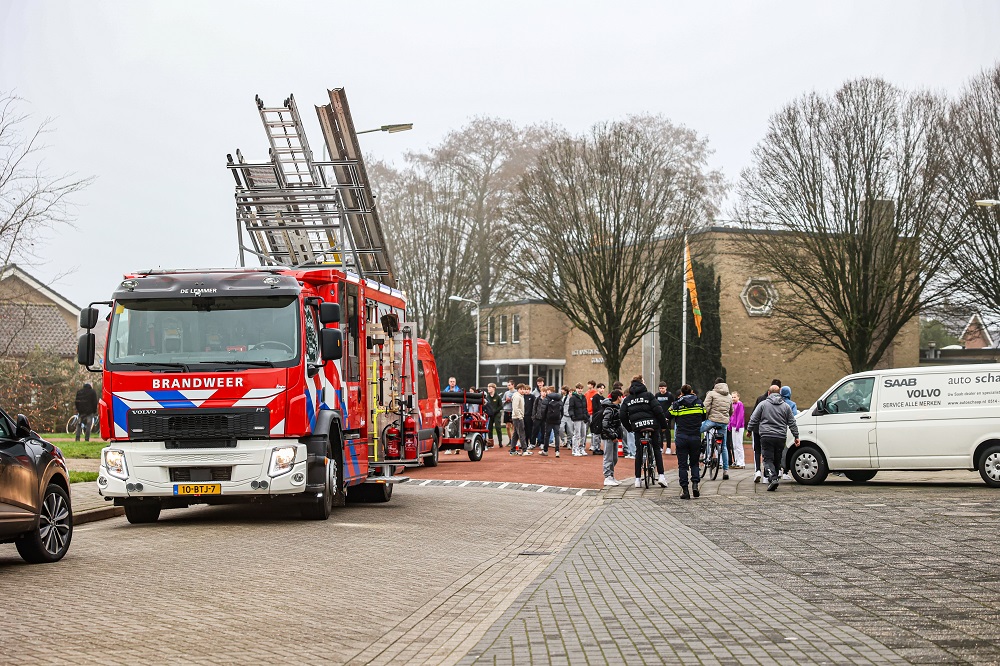 School ontruimd bij brand, drie personen ademen rook in