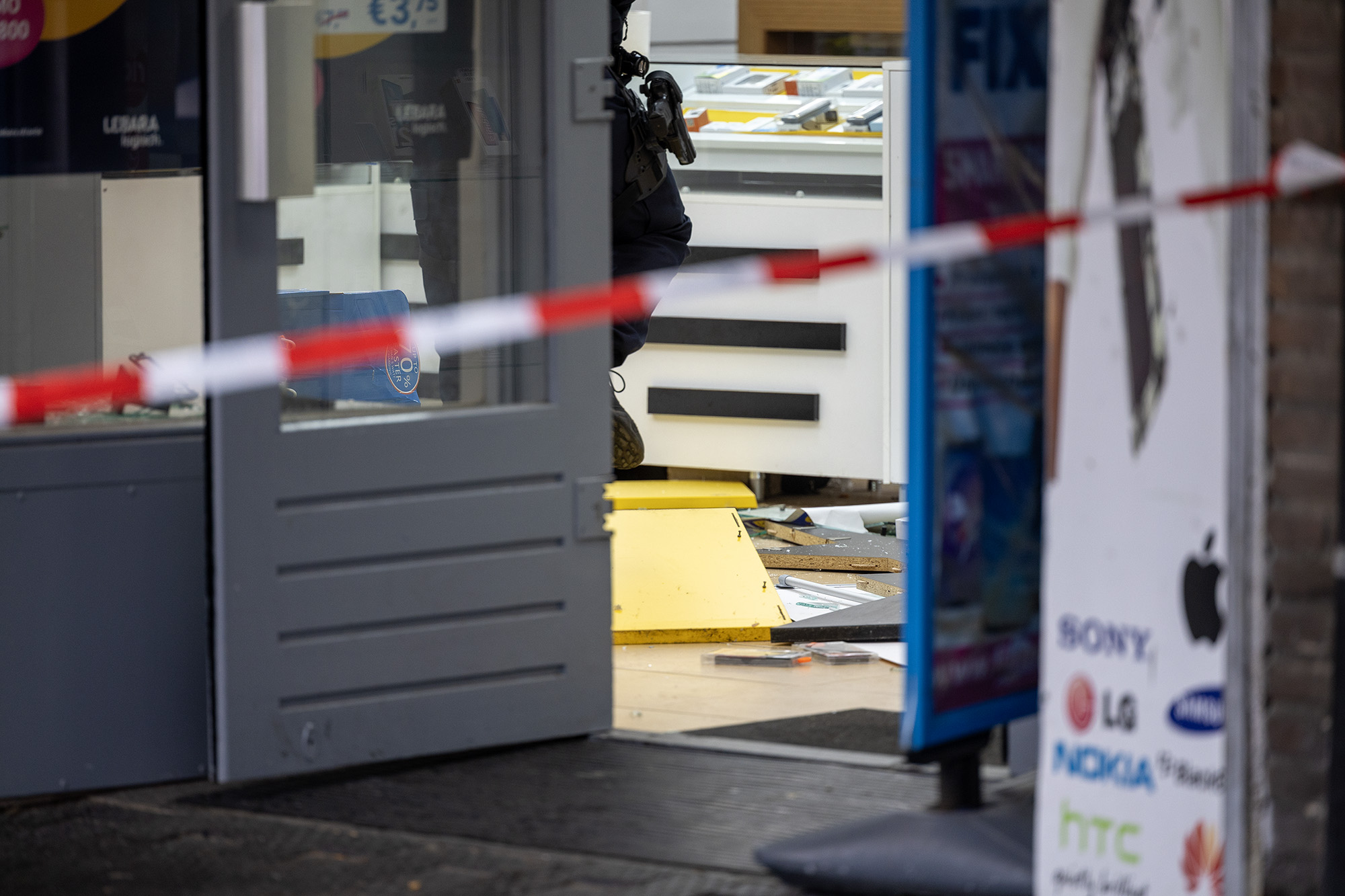 Overval op telecomwinkel Burgemeester de Vlugtlaan Amsterdam - 112 Nederland