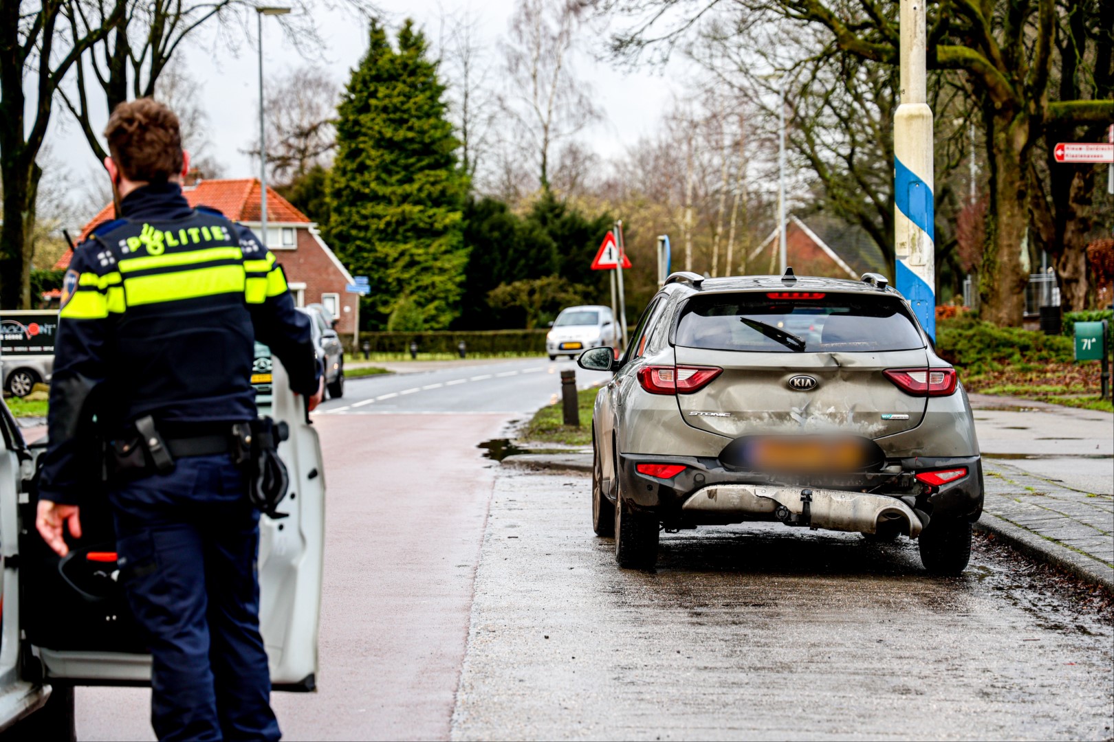 Tegenligger komt op verkeerde weghelft, raakt in botsing met auto