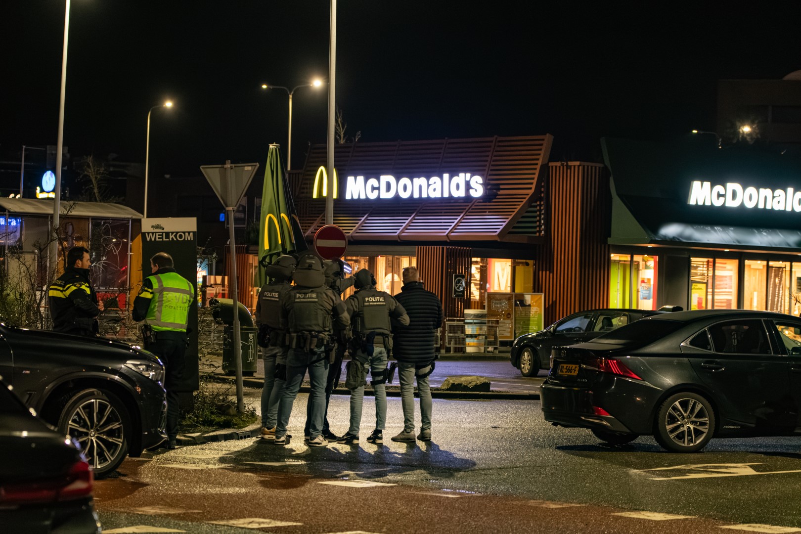 Man verschanst zich op dak McDonald’s, arrestatieteam ingezet