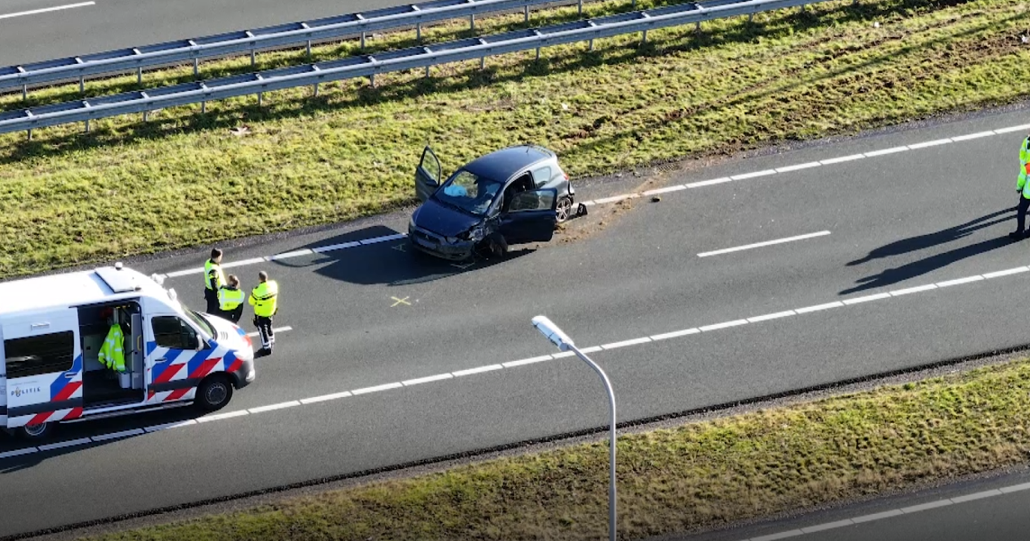 Spookrijder gewond na botsing tegen vrachtauto, snelweg enige tijd dicht