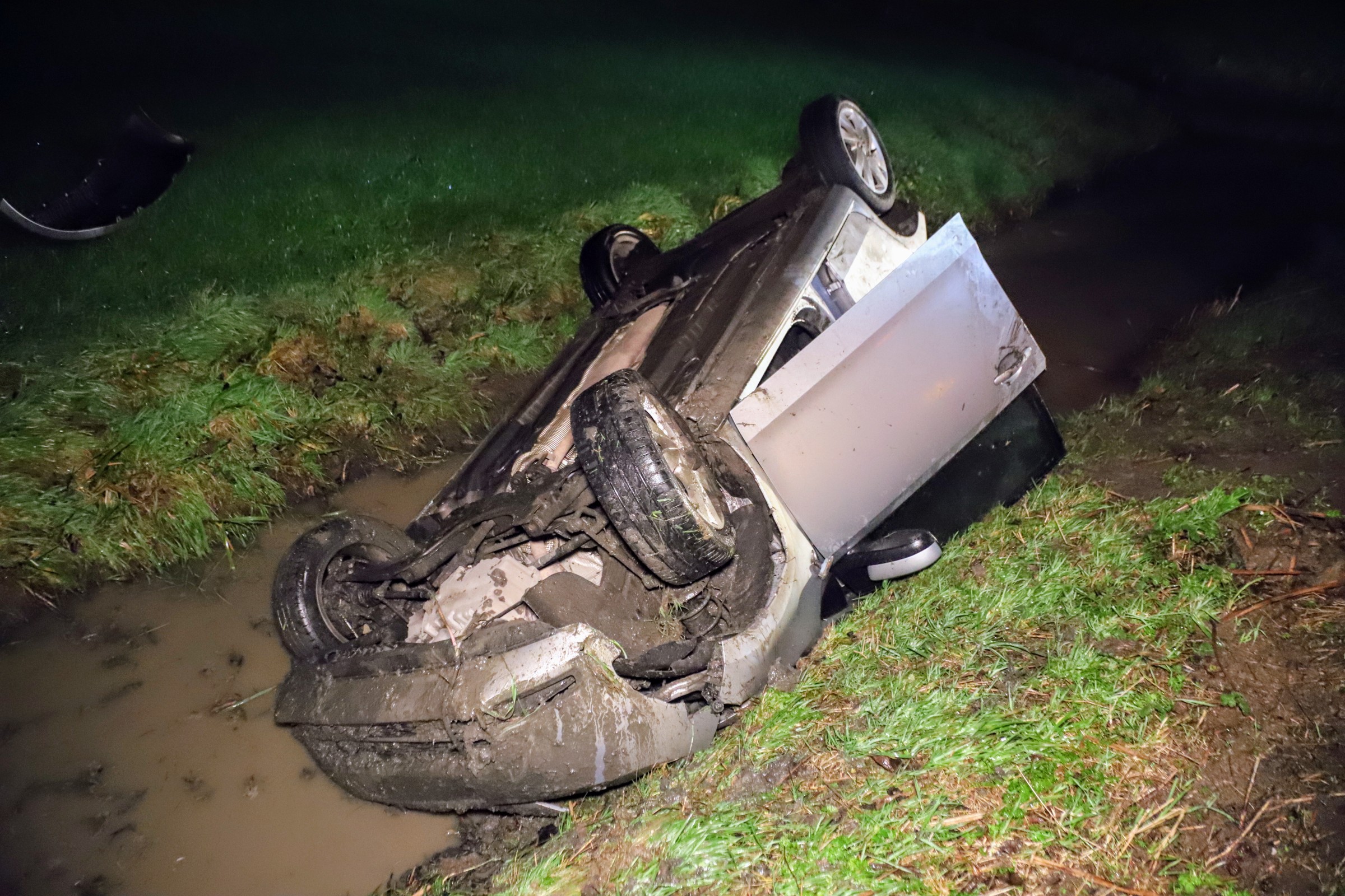 Automobilist belandt op de kop in de sloot
