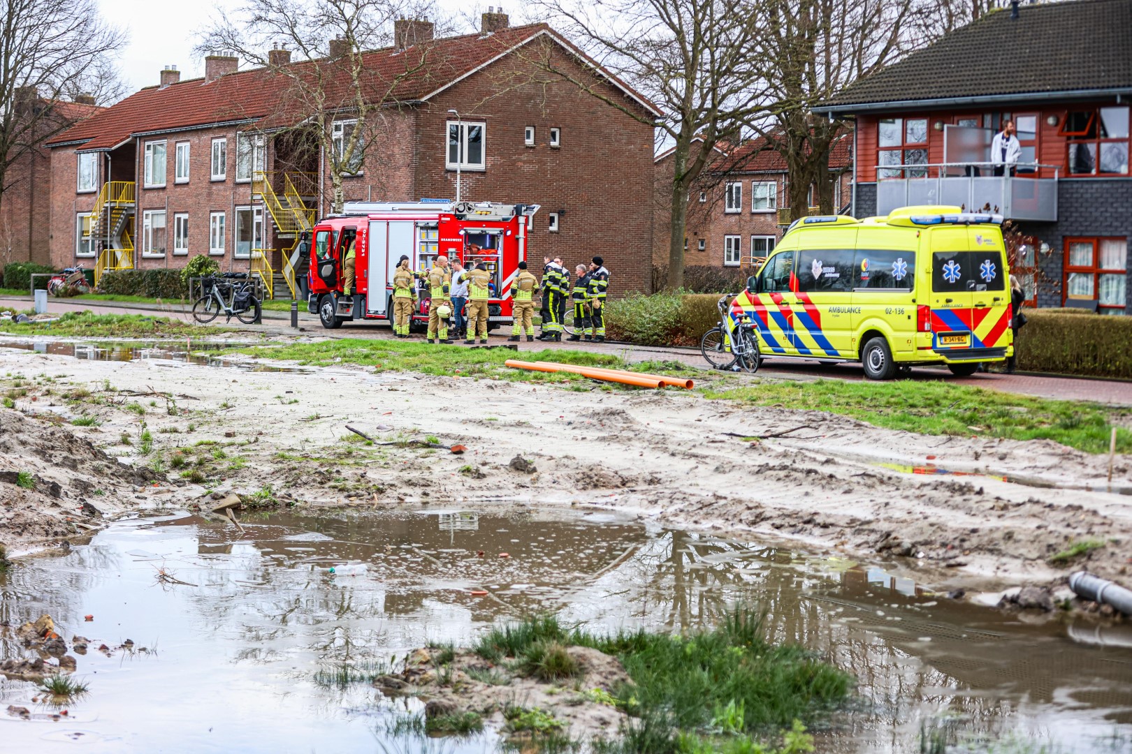 Persoon vast in drijfzand op een bouwplaats