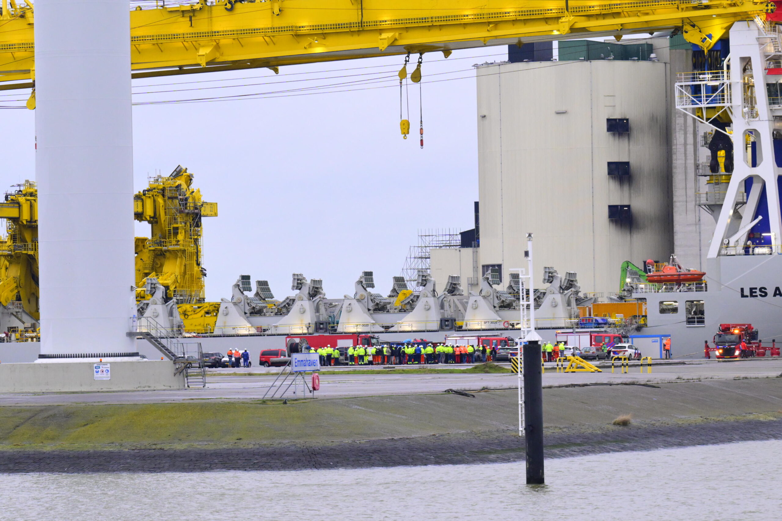 Zeer grote brand op mega windturbineschip