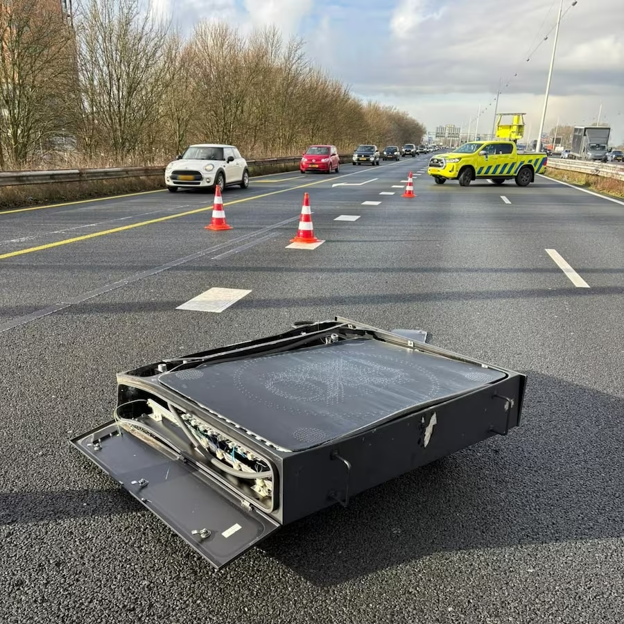 Afgebroken Matrixbord klettert op snelweg