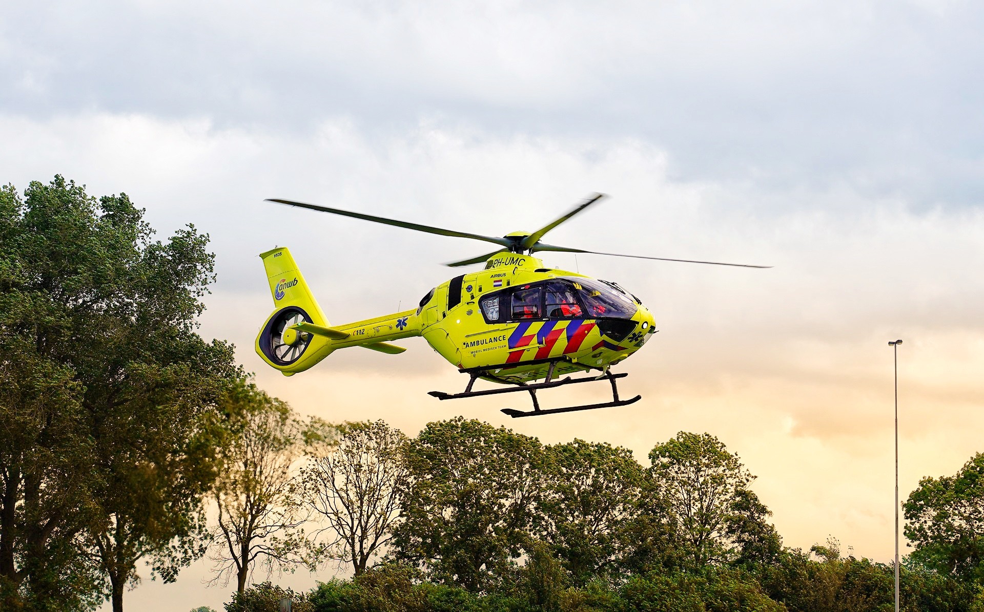 Bejaarde vrouw (76) op straat doodgestoken, dader voortvluchtig