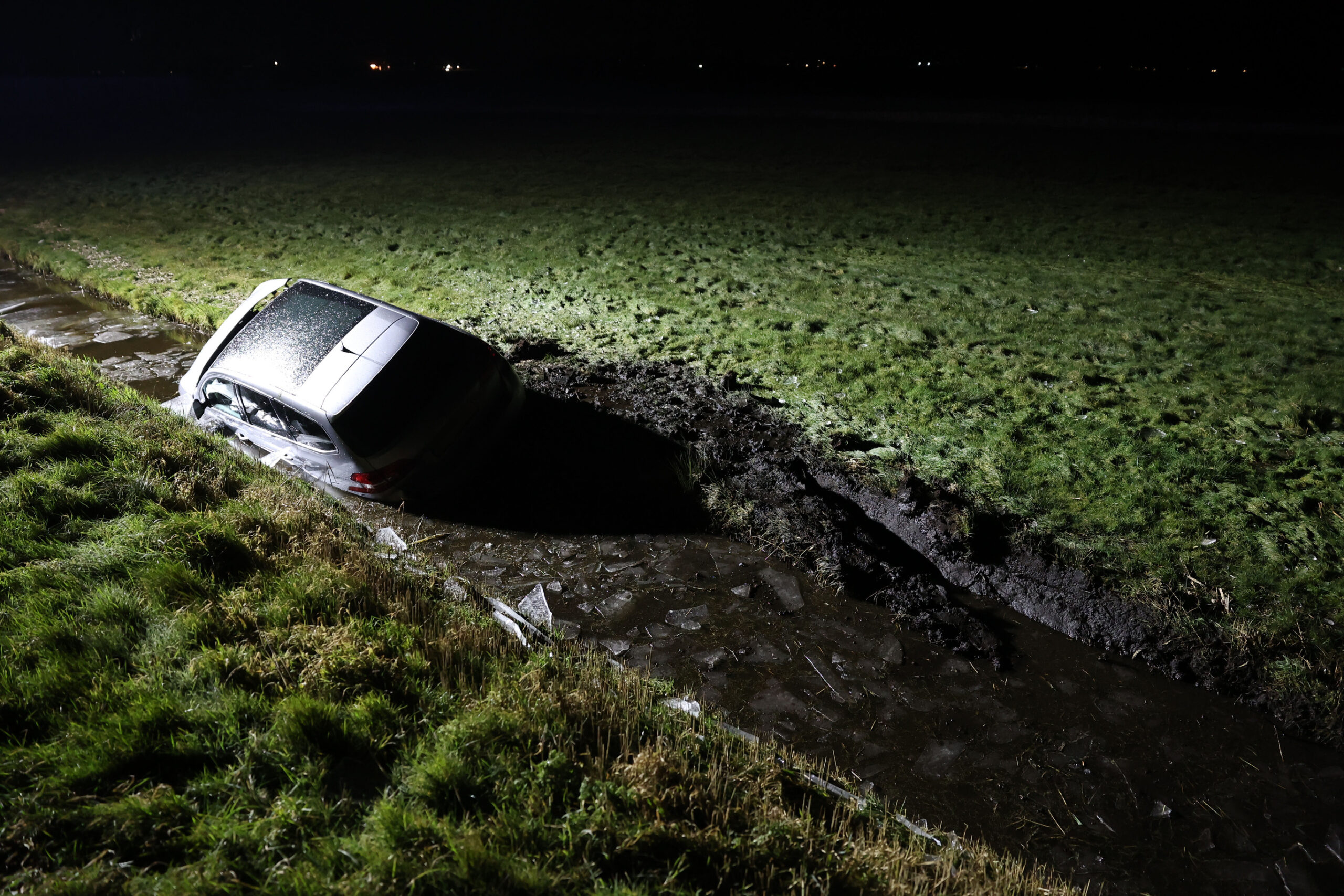 Bestuurster raakt van de weg en belandt met kinderen in de sloot