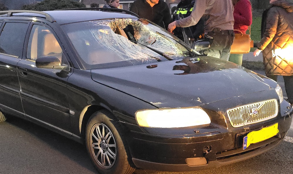 Fietsster door voorruit van auto en raakt zwaargewond