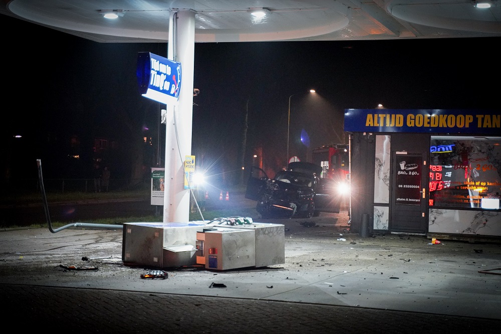 APELDOORN - Maandagavond heeft een automobilist een pompinstallatie omver…