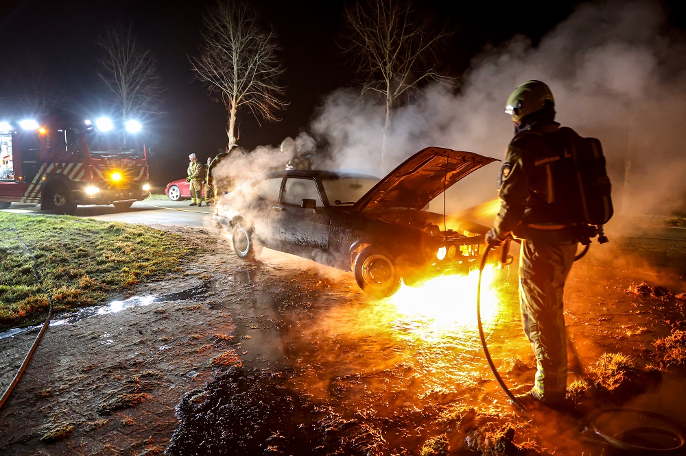 Ford uit 1981 zwaar beschadigd door brand