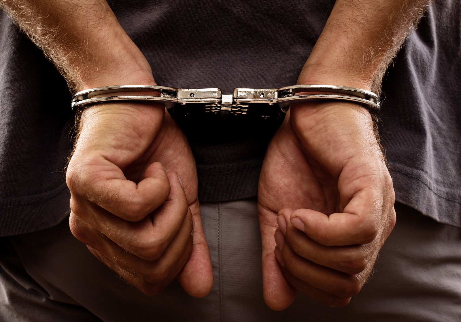 dronken man dringt in de nacht een woning binnen en valt bewoners lastig