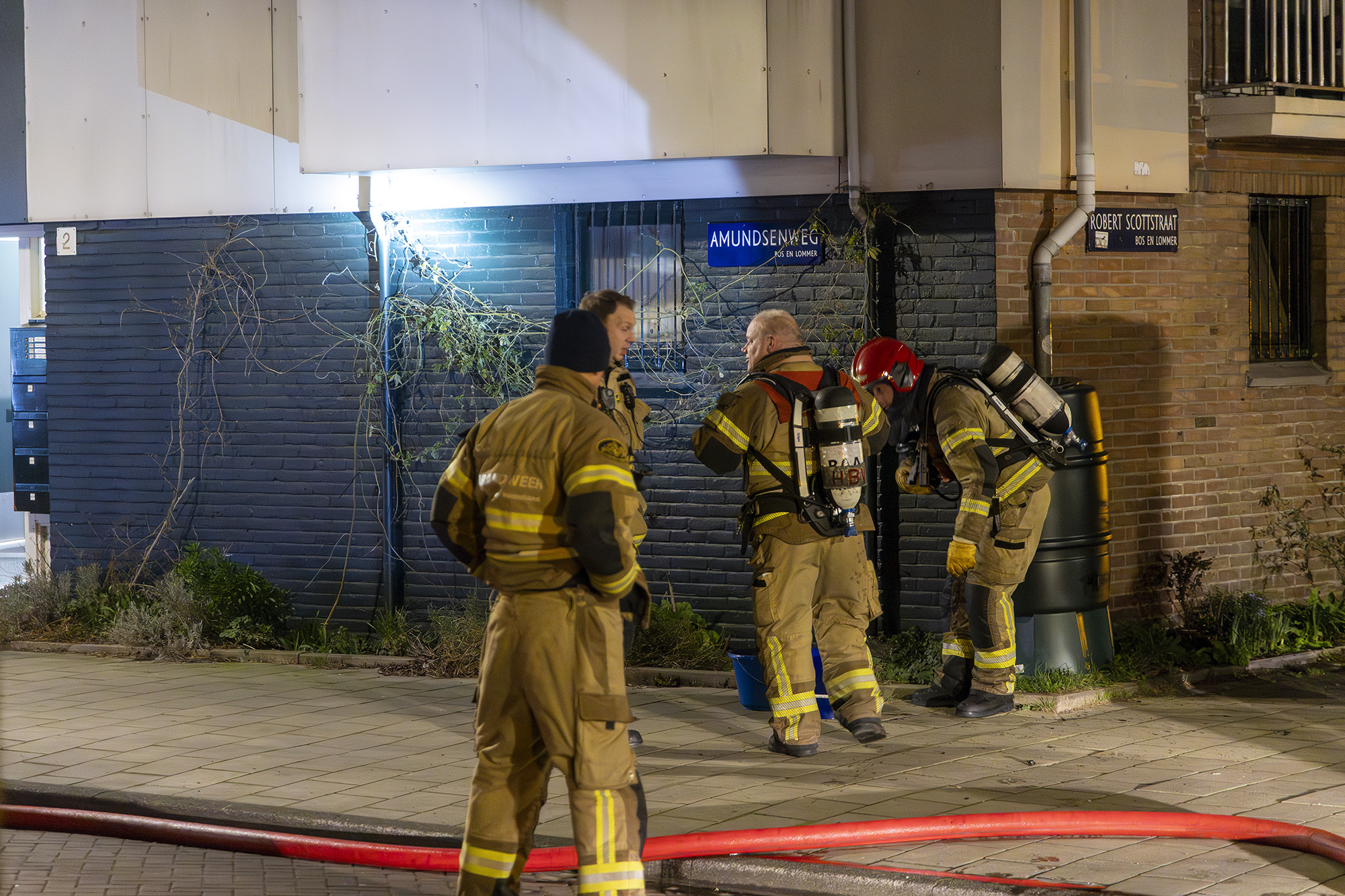 Bovenwoning onbewoonbaar na felle brand Amundsenweg Amsterdam - 112 Nederland
