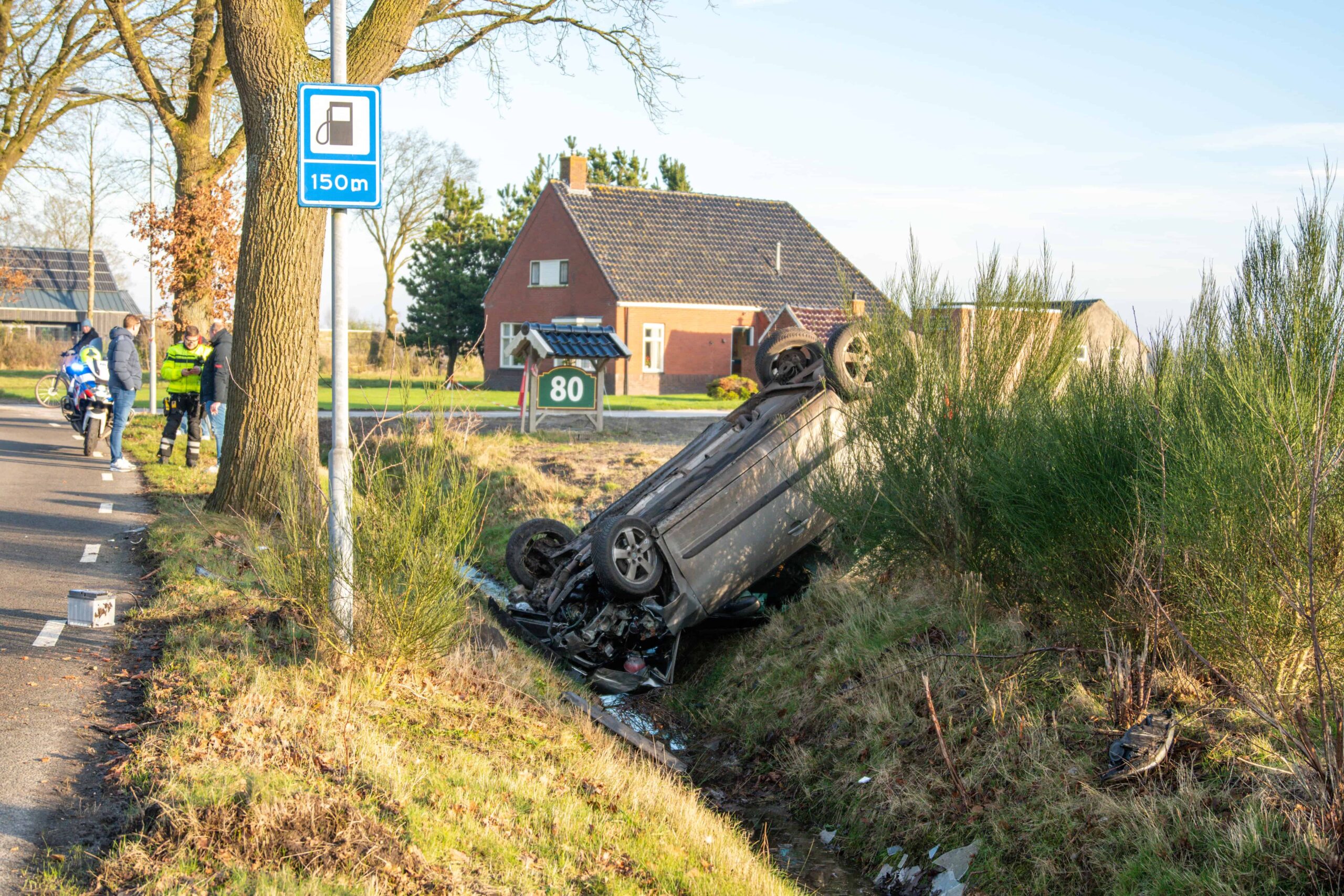 Automobilist crasht auto en belandt ondersteboven in een sloot