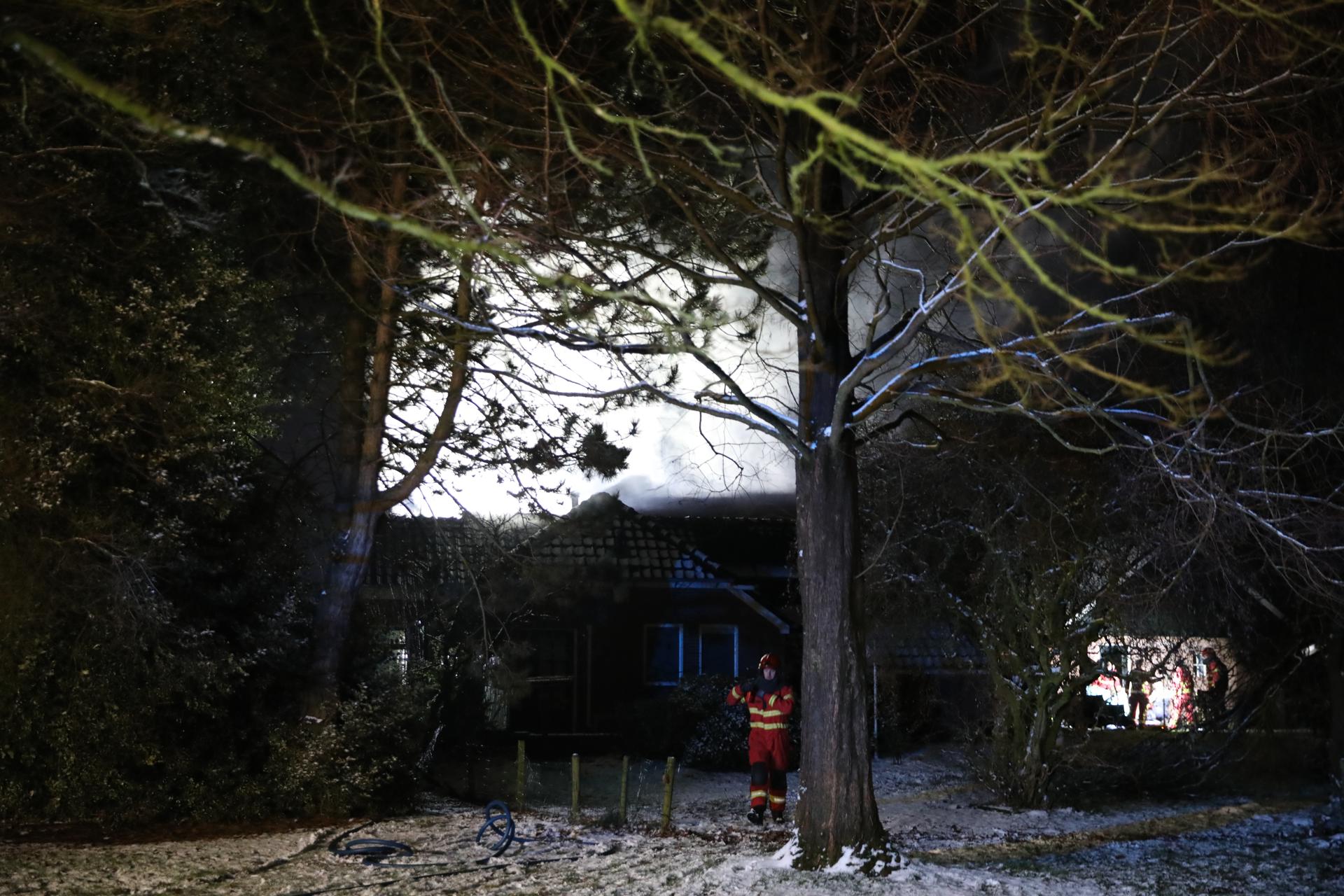 Grote brand bij woning, slachtoffer gereanimeerd
