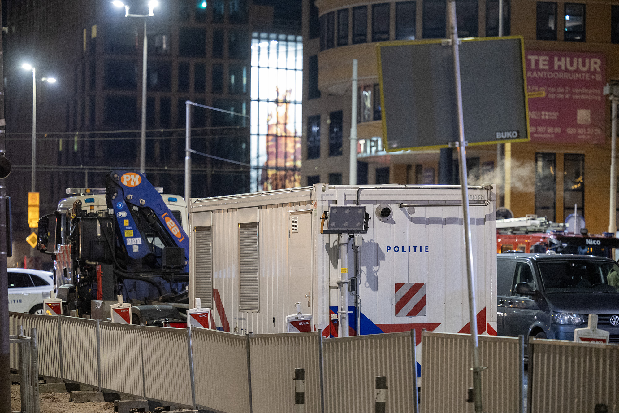 Groot onderzoek nadat inzittenden vluchten bij auto Weesperplein Amsterdam - 112 Nederland