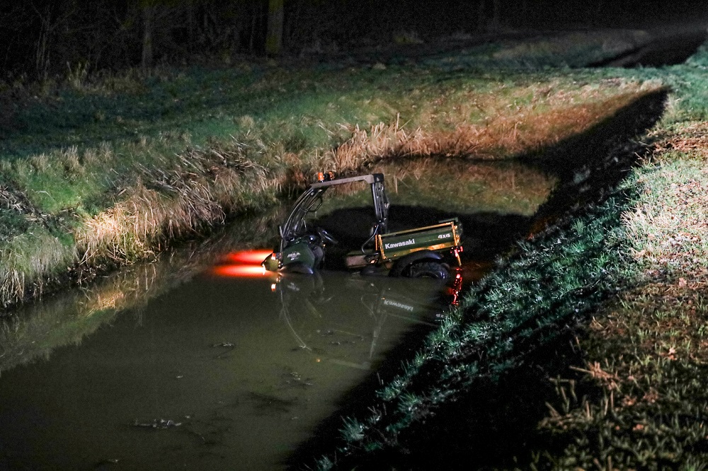 Gator belandt in sloot na uitwijkmanoeuvre voor hert