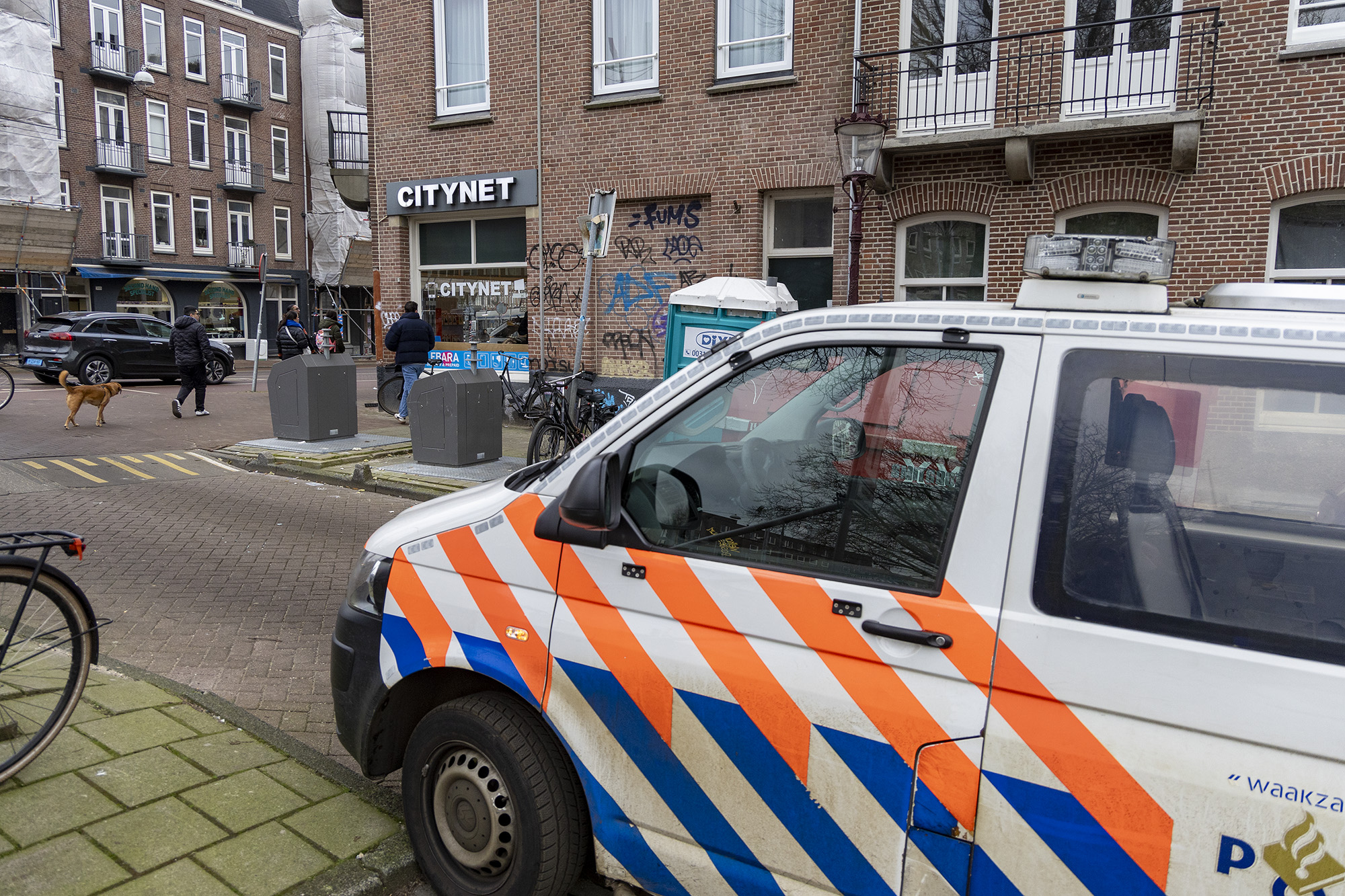 Vrouw met gouden gebit berooft oudere vrouw op straat