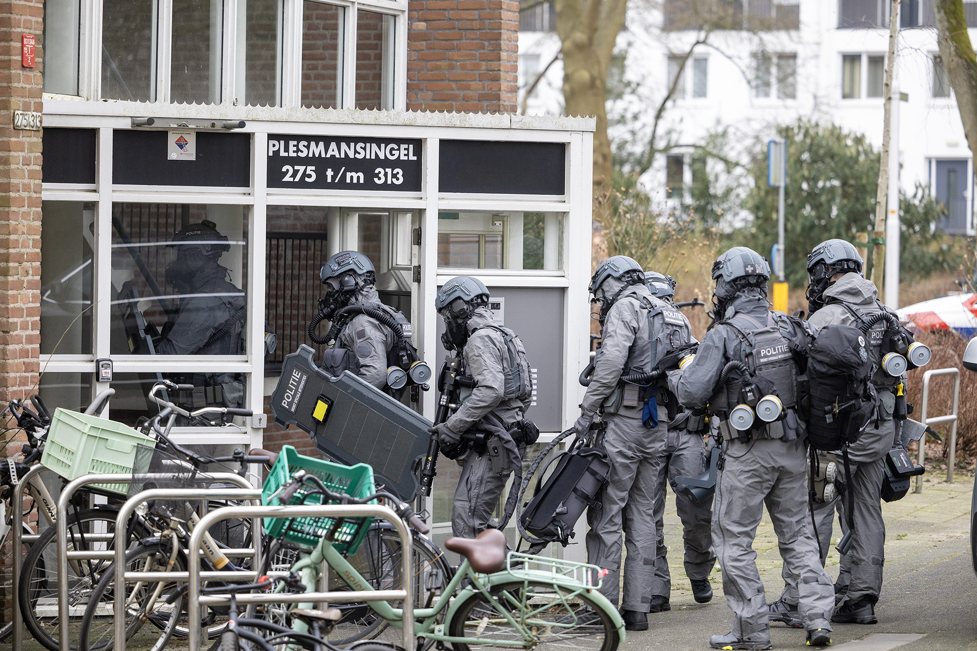 DSI met beschermende kleding doorzoekt appartement Amstelveen - 112 Nederland