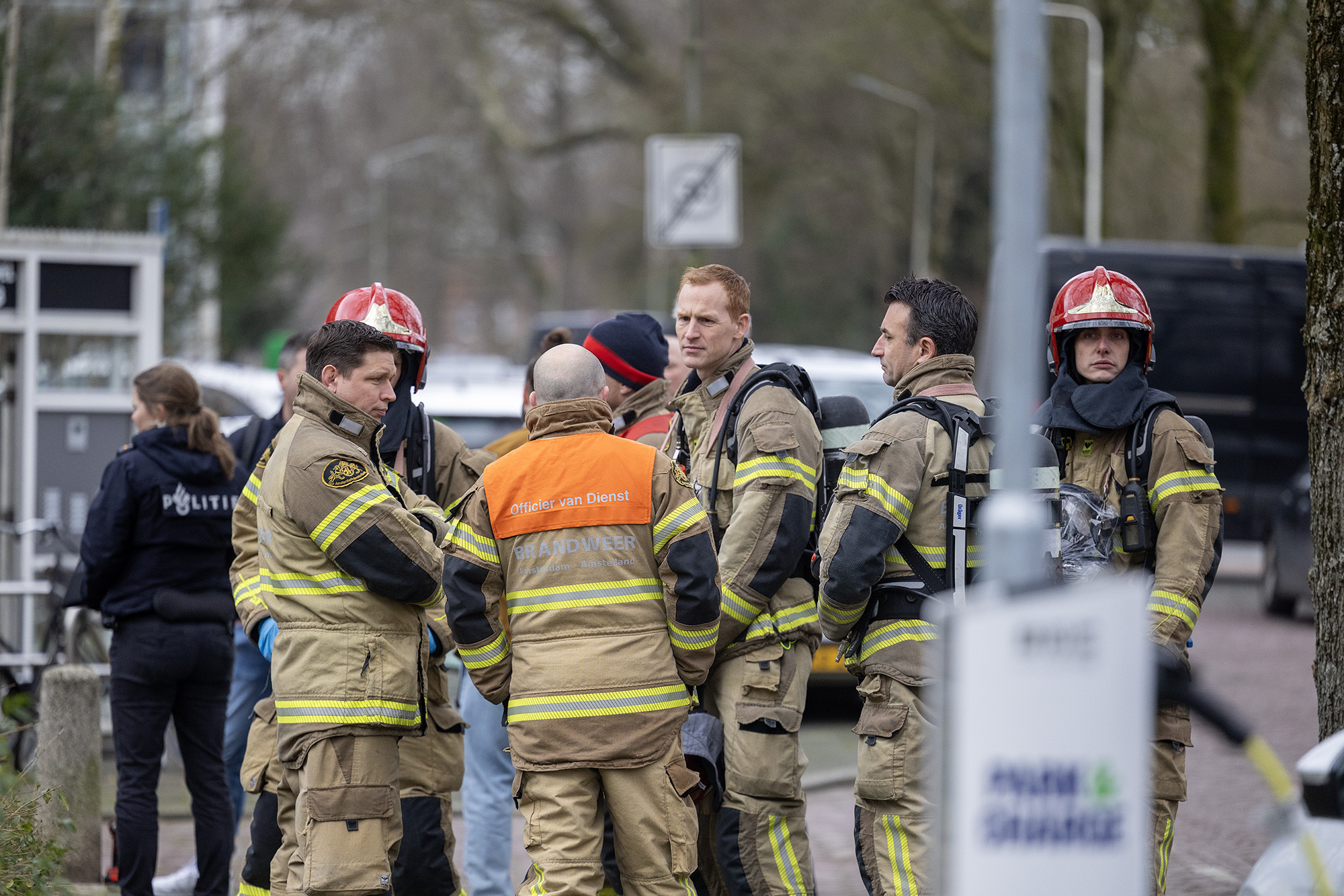 DSI met beschermende kleding doorzoekt appartement Amstelveen - 112 Nederland