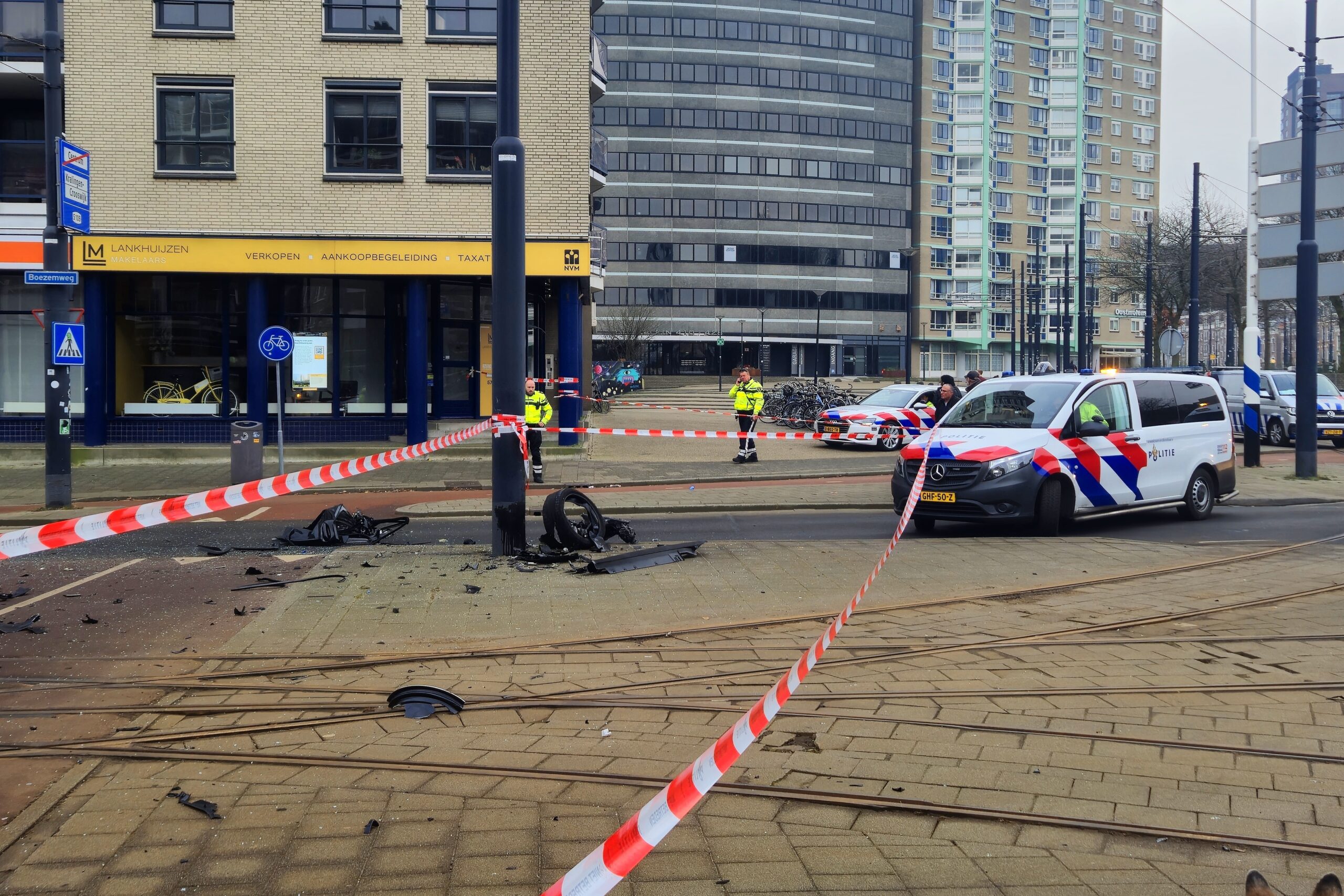 Voertuig crasht na achtervolging politie zoekt voortvluchtige Boezemweg in Rotterdam - 112 Nederland