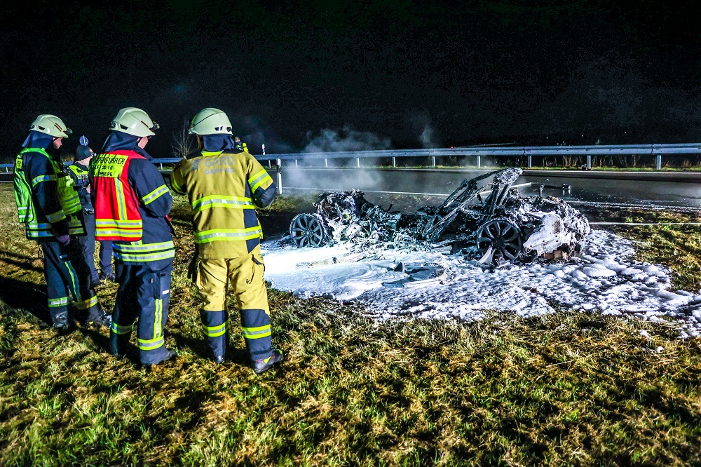 Auto vliegt in brand net over de grens, Nederlander op tijd eruit