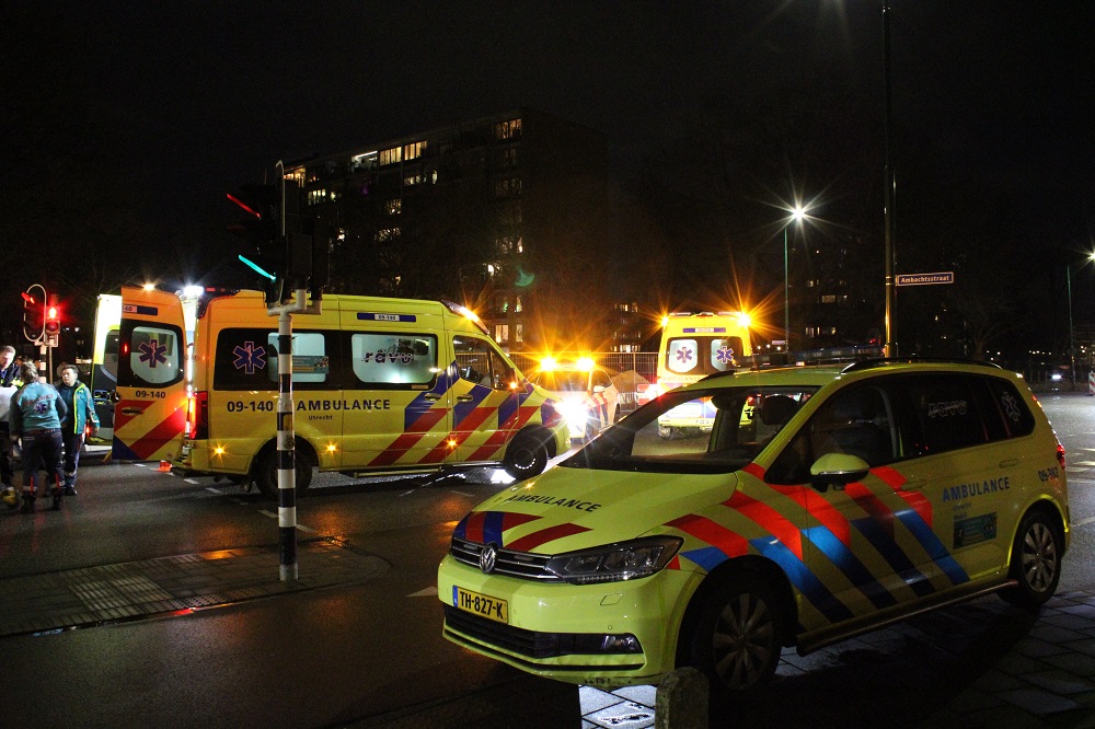 Twee voetgangers geschept door auto, slachtoffers zwaargewond naar het ziekenhuis