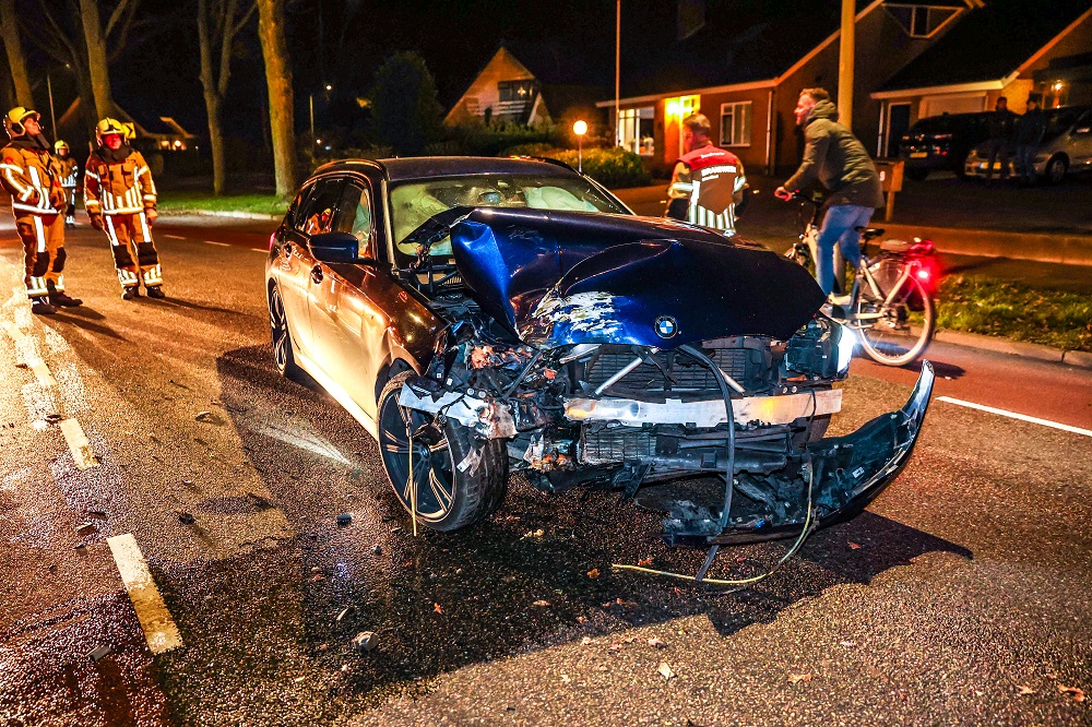 Auto botst tegen boom, bestuurder in ambulance behandeld
