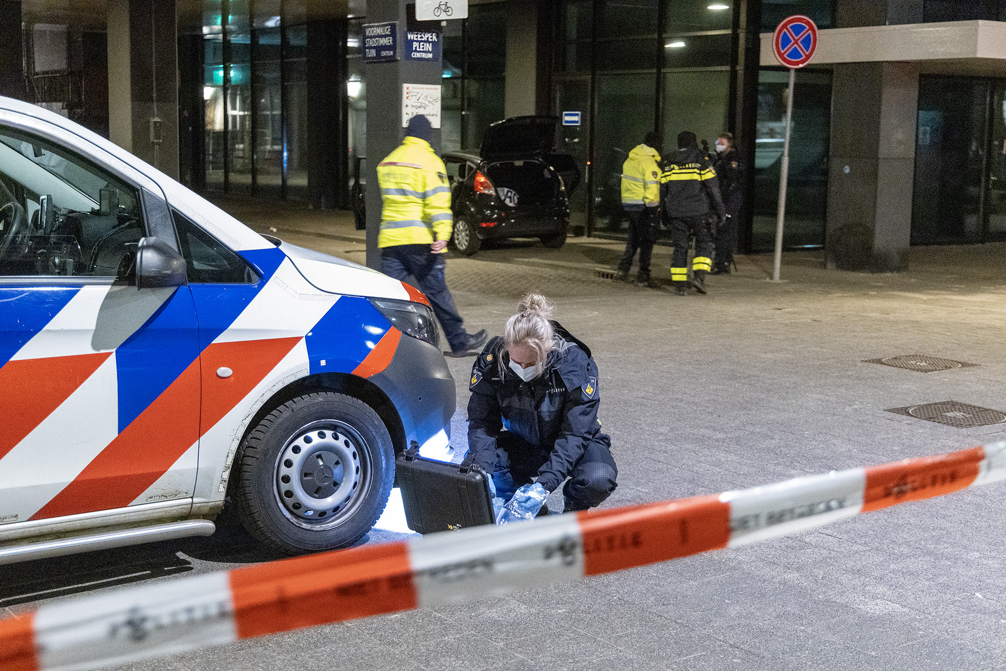 Groot onderzoek nadat inzittenden vluchten bij auto Weesperplein Amsterdam - 112 Nederland