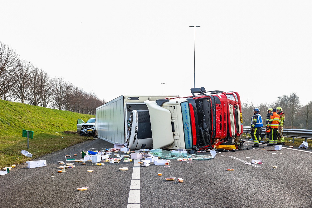 Vrachtwagen gekanteld op snelweg, weg komende uren dicht