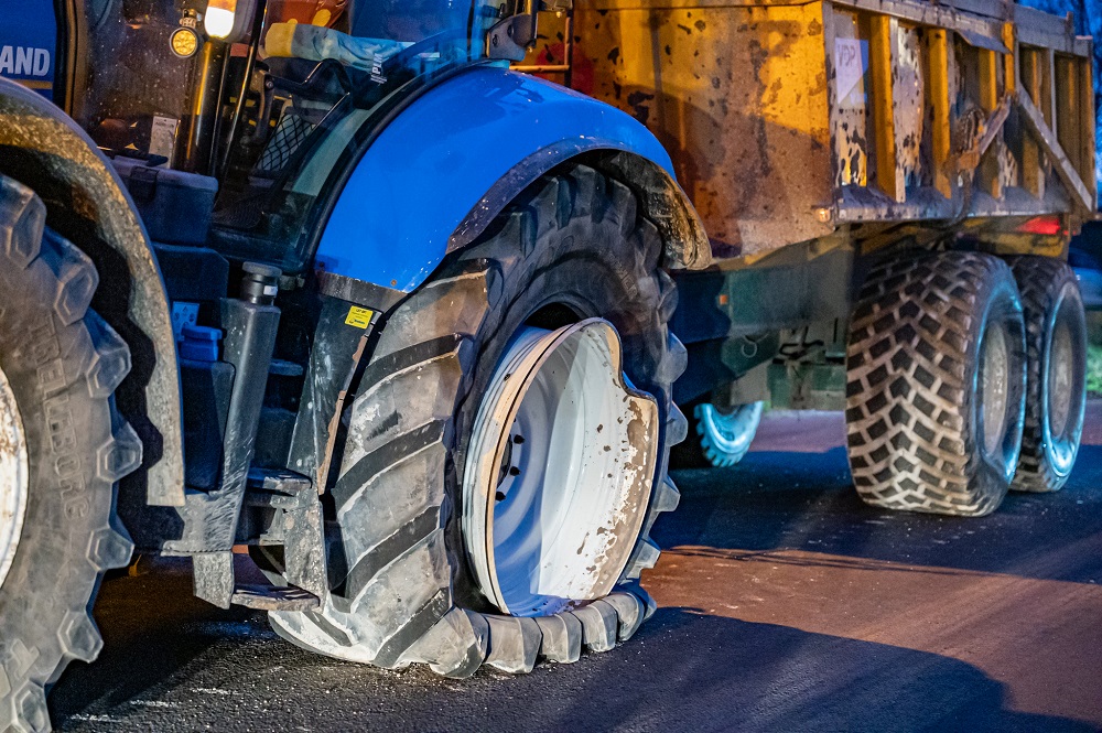 Auto zwaar beschadigd na botsing tegen wiel van tractor