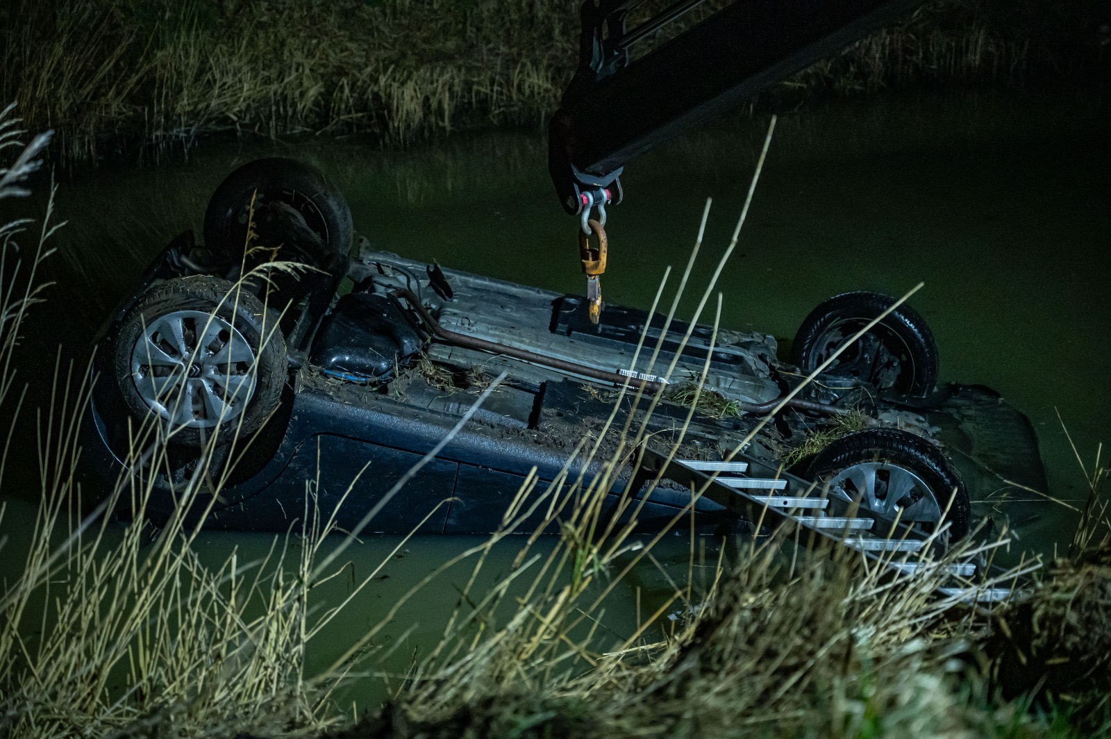 Auto belandt op z’n kop in sloot, bestuurder met schrik vrij
