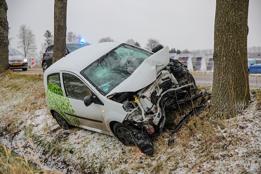 Auto botst tegen boom, mogelijk door gladheid