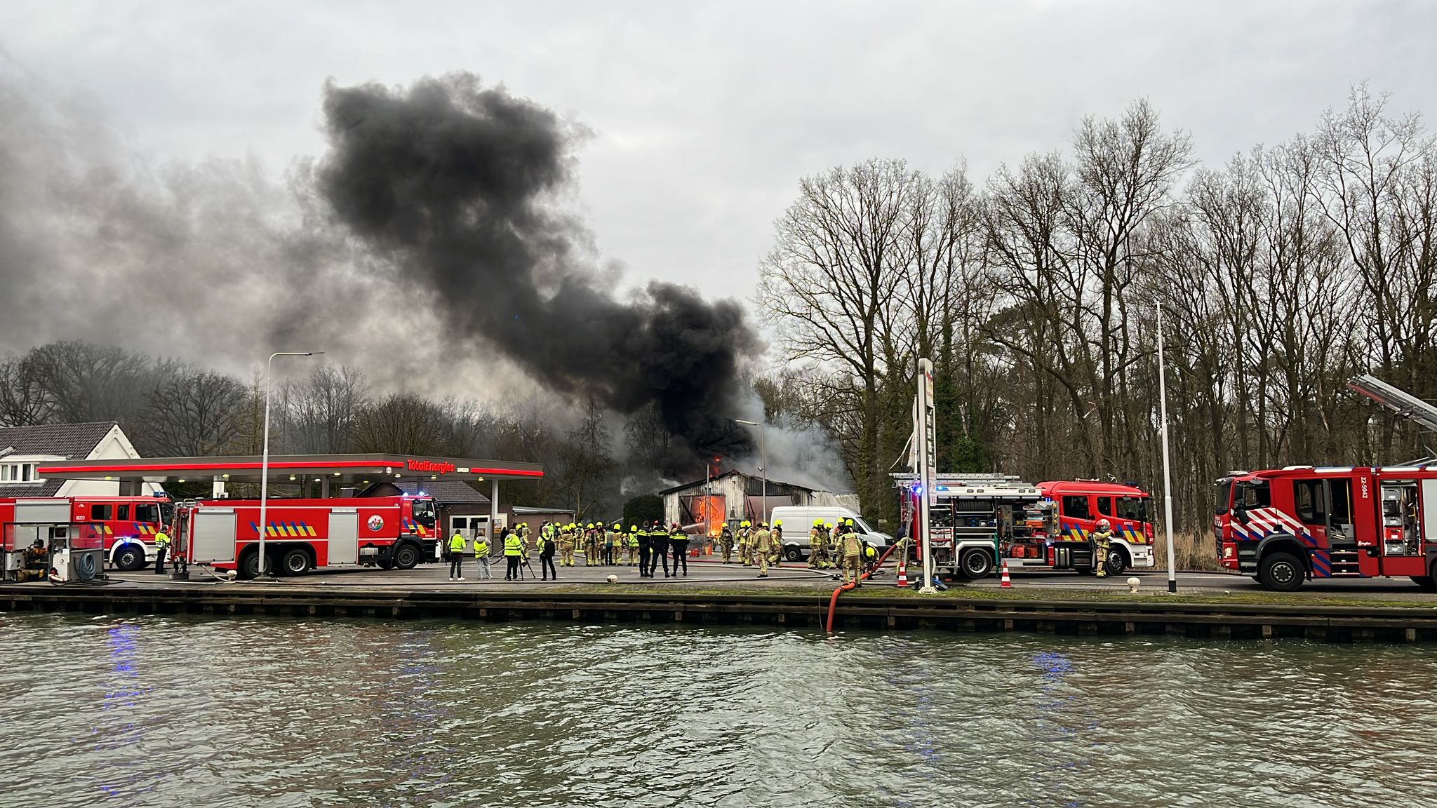 Grote brand in loods bij tankstation, brandweer groots uitgerukt
