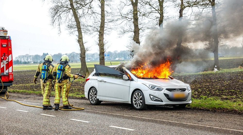 Auto volledig uitgebrand in buitengebied