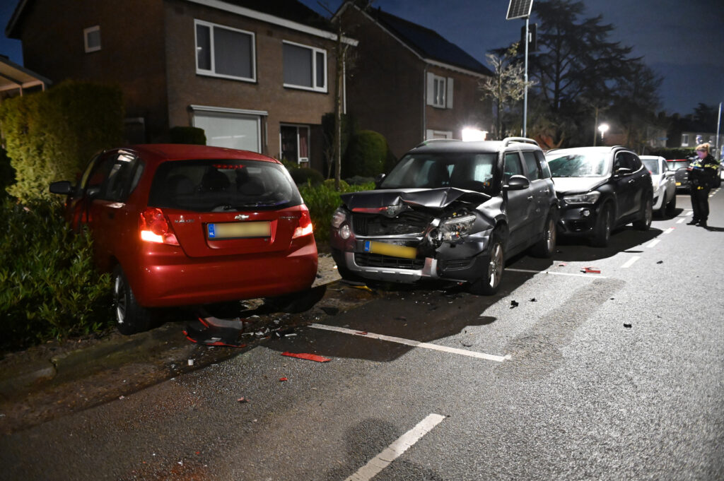 Automobilist gewond bij botsing tegen geparkeerde auto’s - 112 Nederland