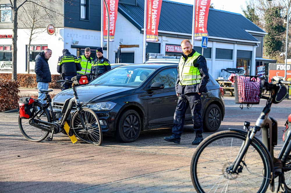 Fietsend echtpaar aangereden door auto