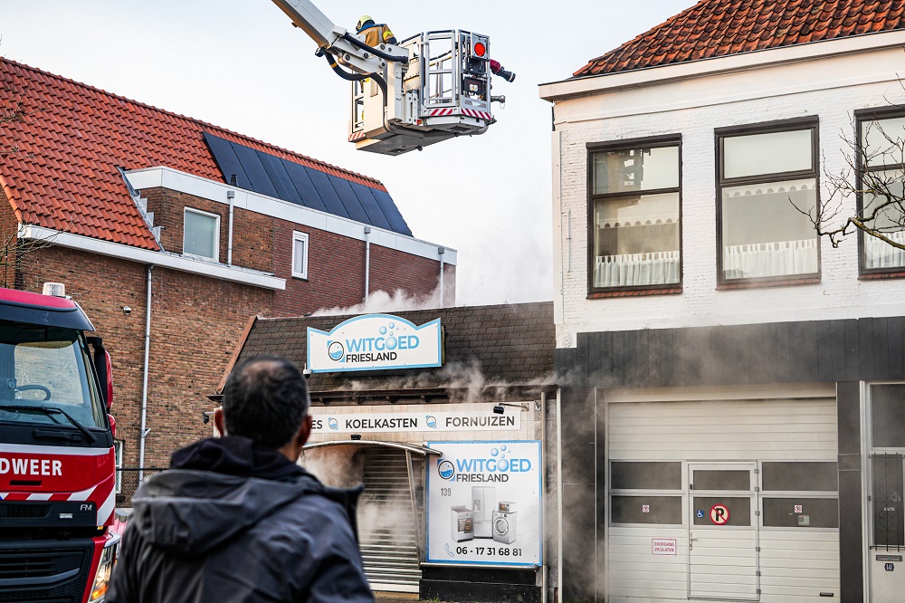 UPDATE: Hond gered bij grote brand in witgoedwinkel
