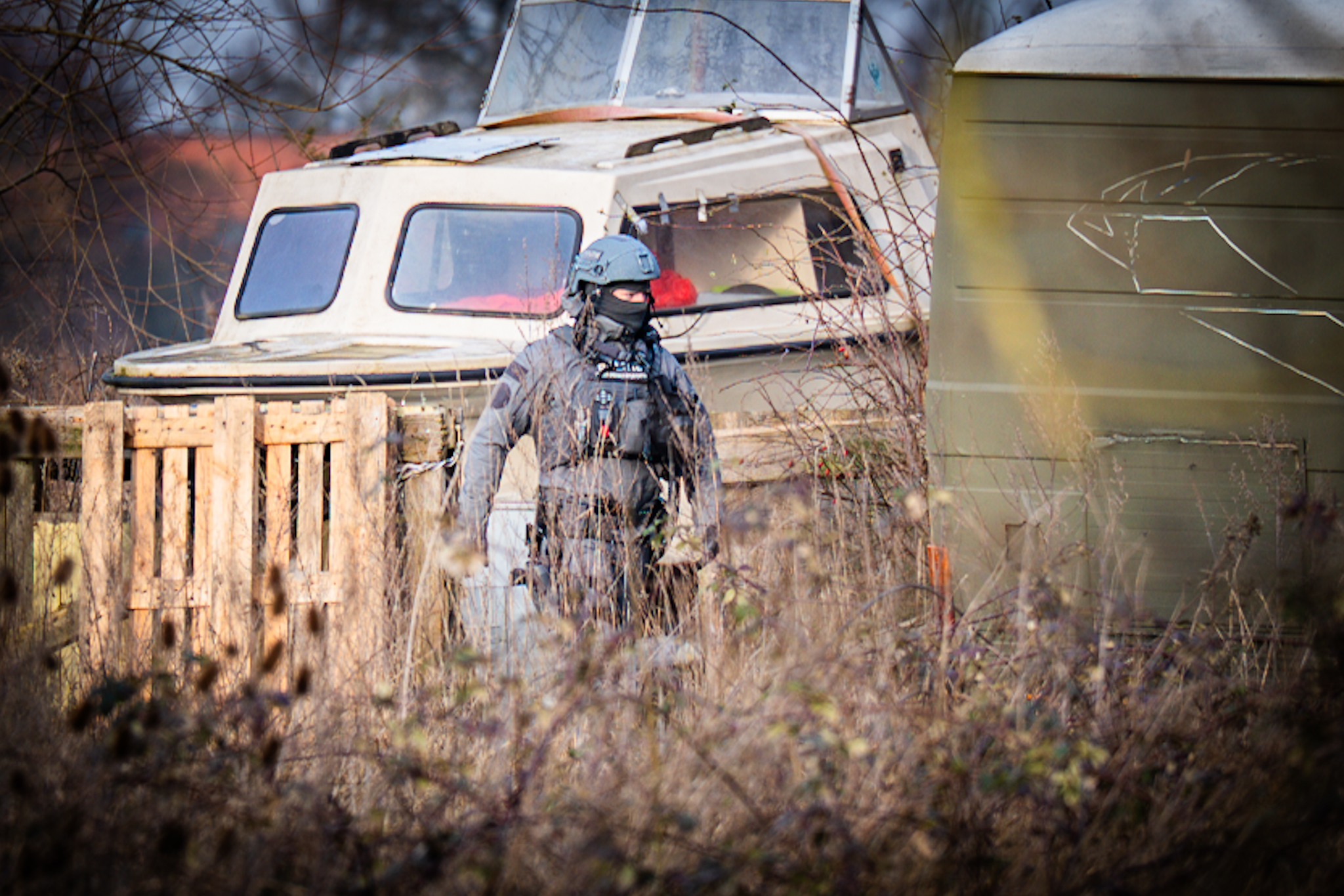 DSI doet inval in mogelijk drugslab in verlaten woonboerderij