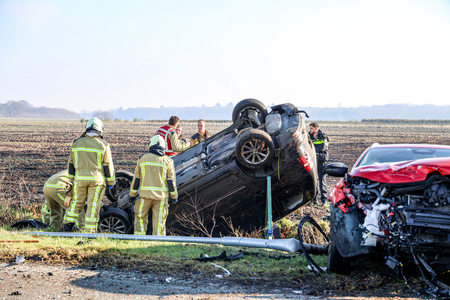 Bedrijfsbusje slaat over de kop bij ernstig ongeval; twee gewonden