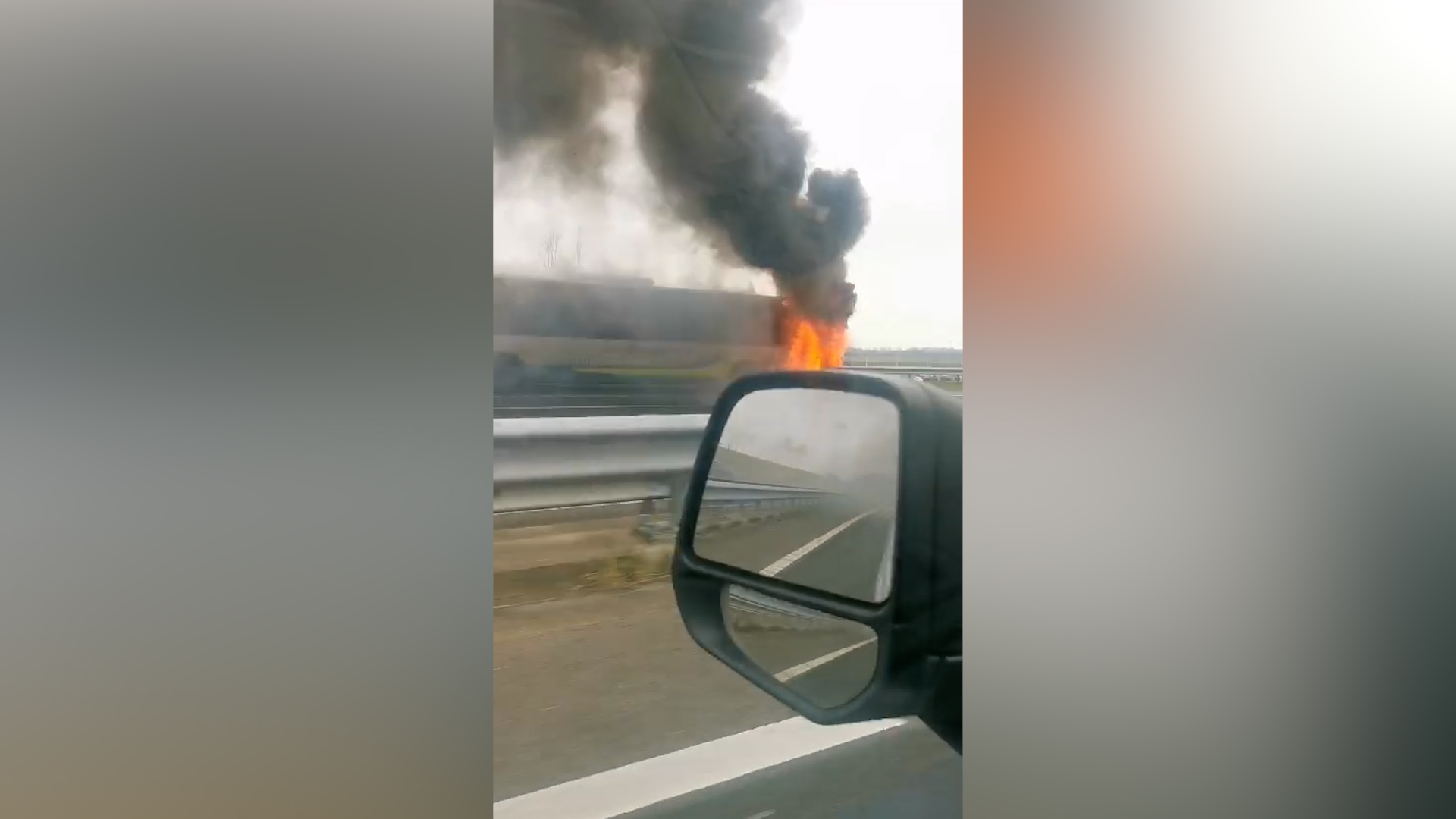 Lijnbus vliegt in brand op snelweg