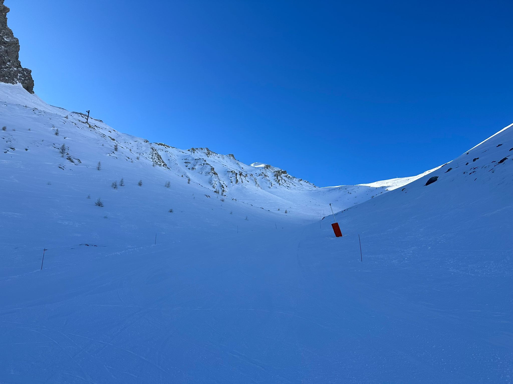 Wintersporters gestrand door rotsblokken op de weg in Franse Alpen