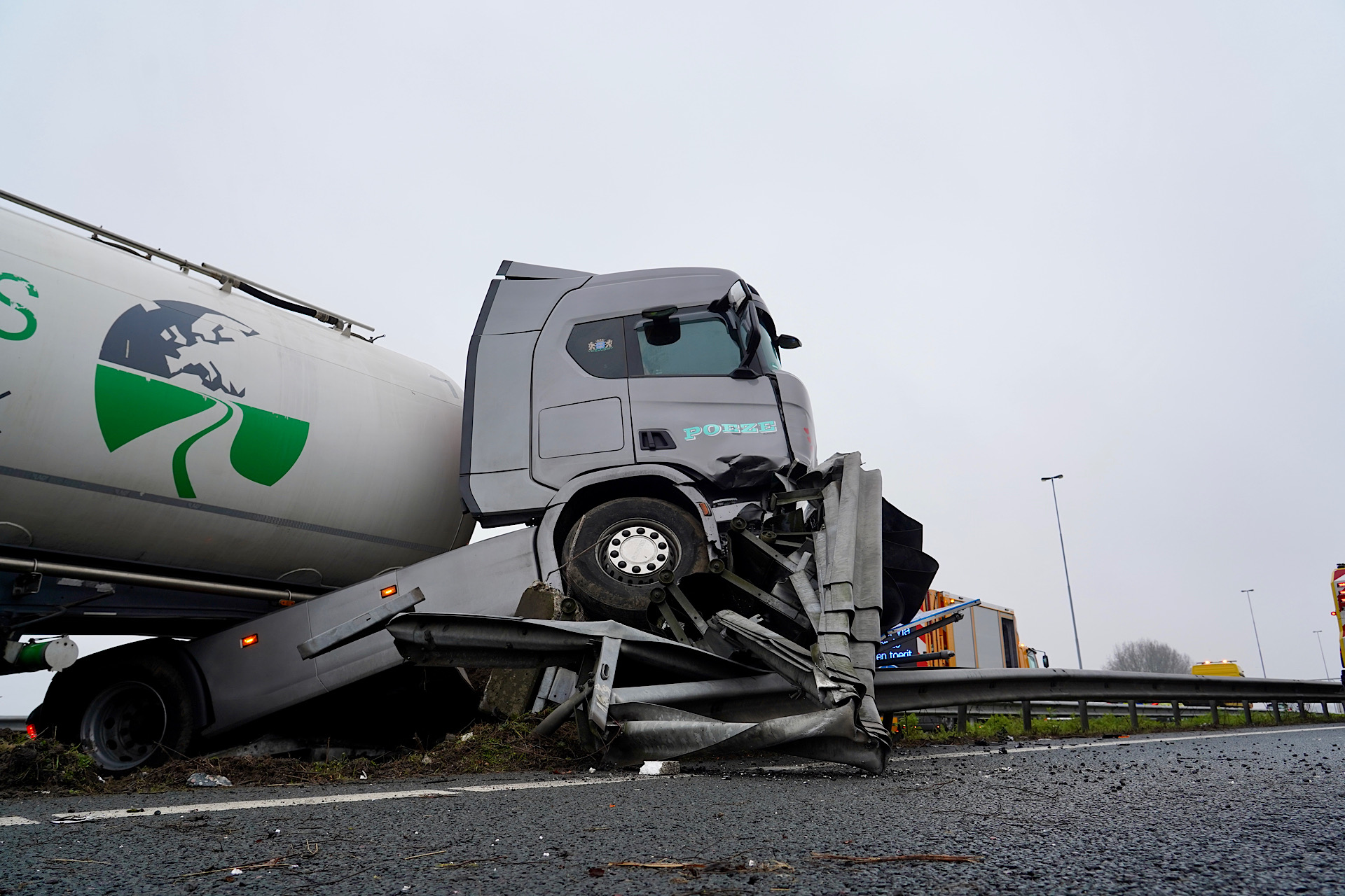 Vrachtwagen botst tegen vangrail op snelweg; twee rijstroken dicht