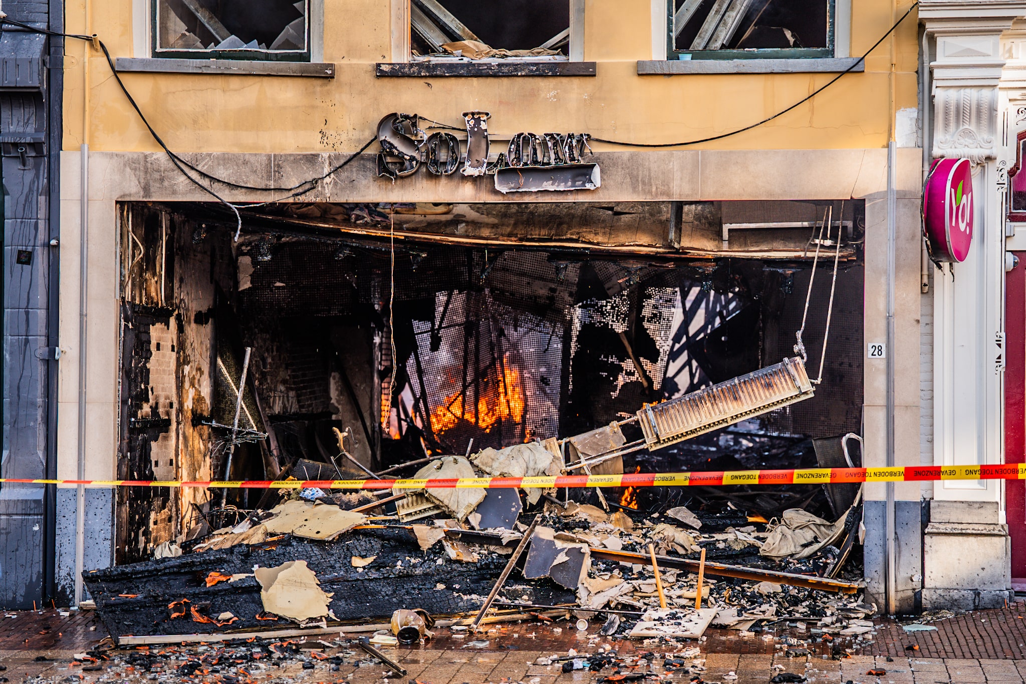 Mogelijk nog mensen onder puin bij mega brand in binnenstad - 112 Nederland