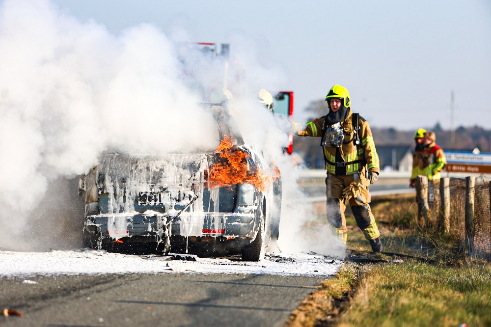 Auto volledig uitgebrand, weg tijdelijk dicht