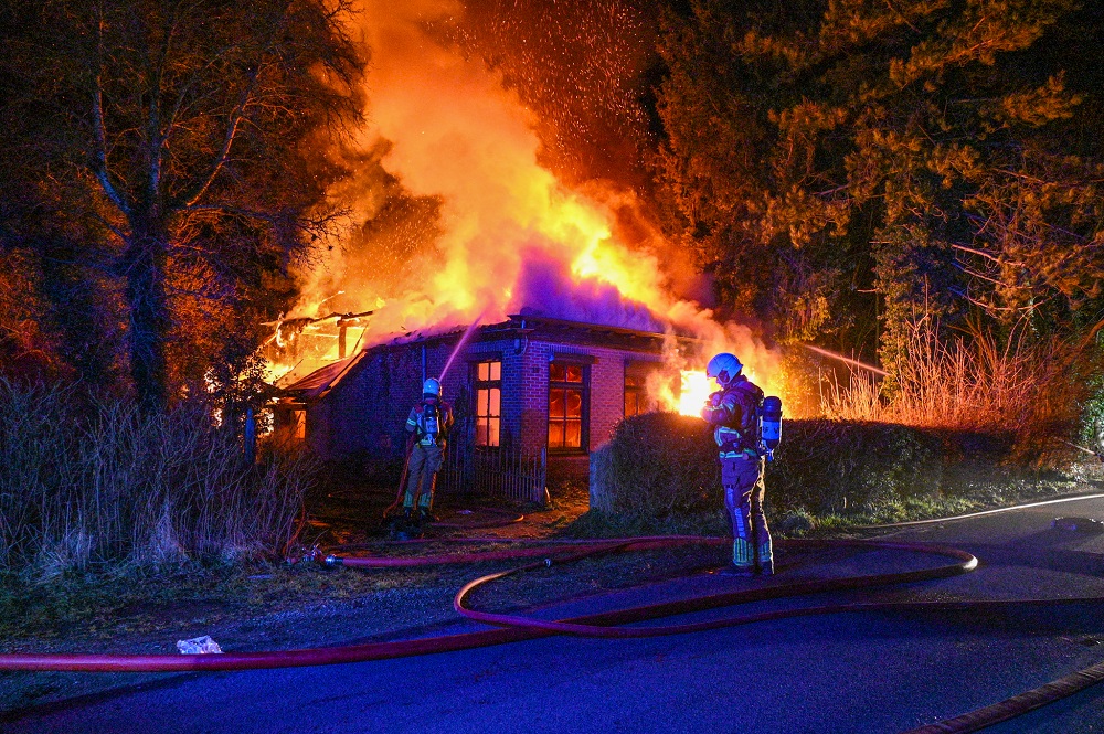 Woonboerderij gaat volledig in vlammen op
