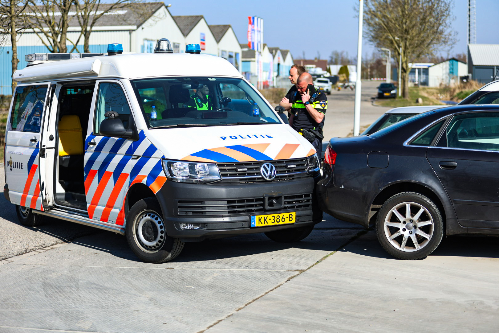 Politiewagen geramd tijdens achtervolging, twee verdachten aangehouden