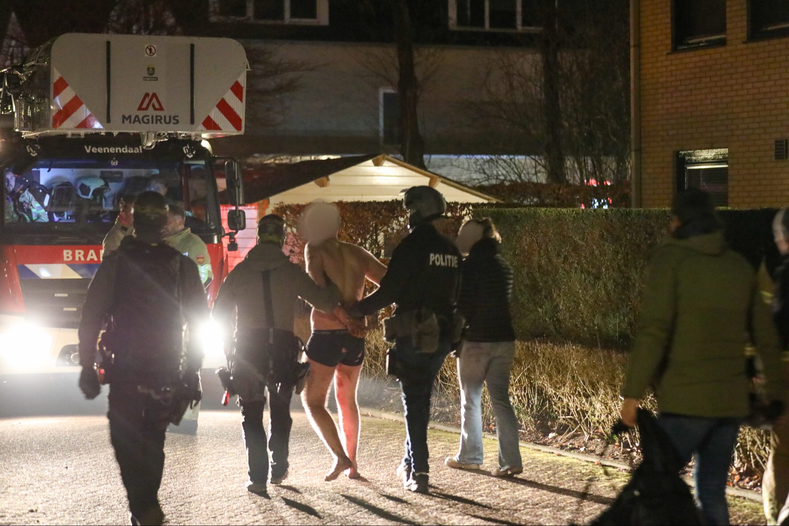 Verwarde man gooi met dakpannen, arrestatieteam paraat