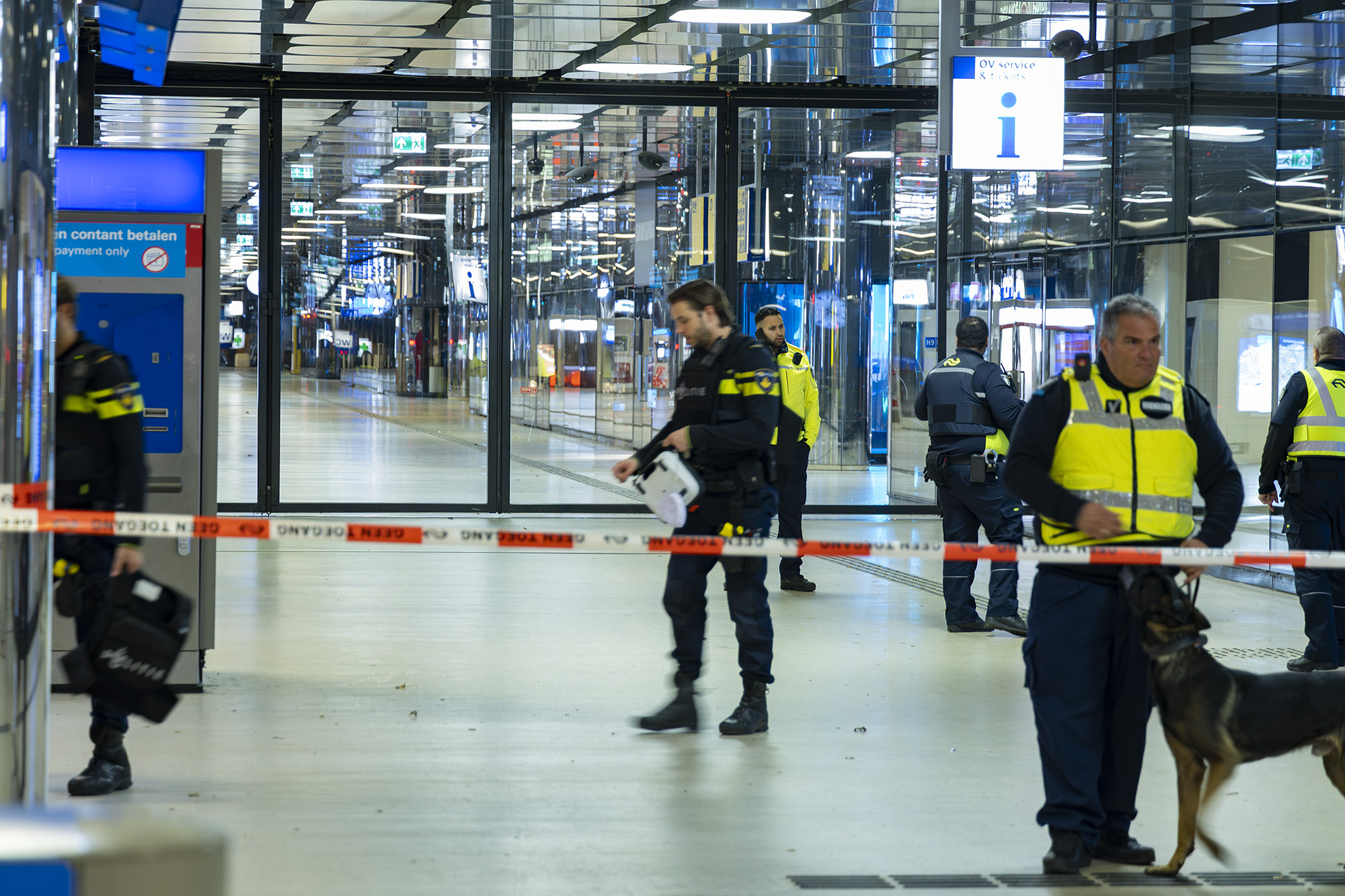 Gewonde man met schotwond aangetroffen in station Amsterdam Centraal - 112 Nederland