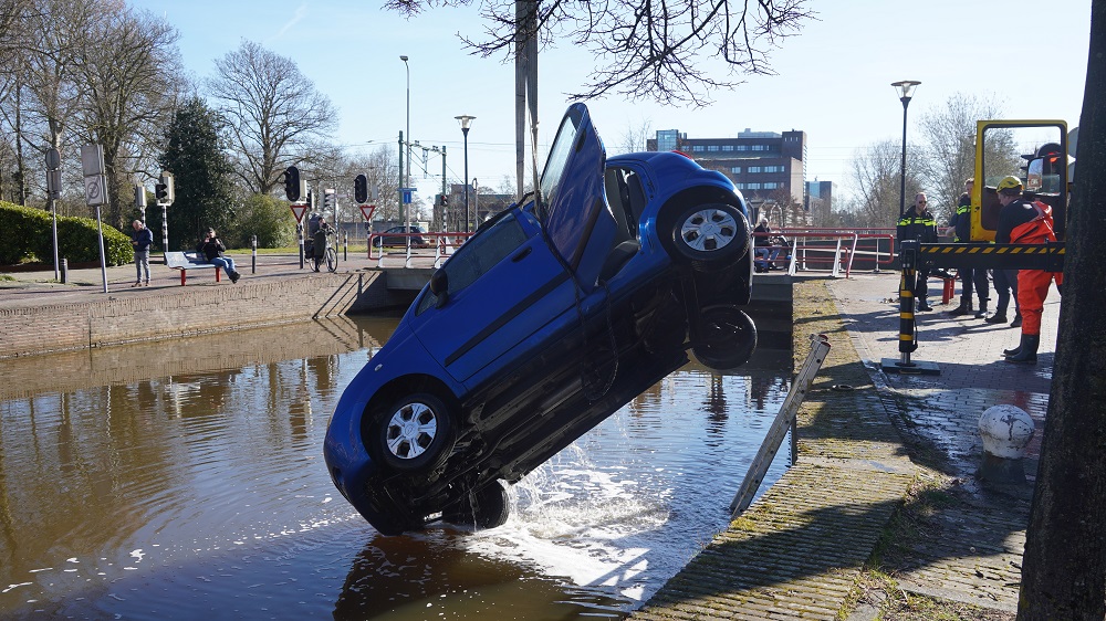 Auto slepen gaat mis: voertuig belandt in water