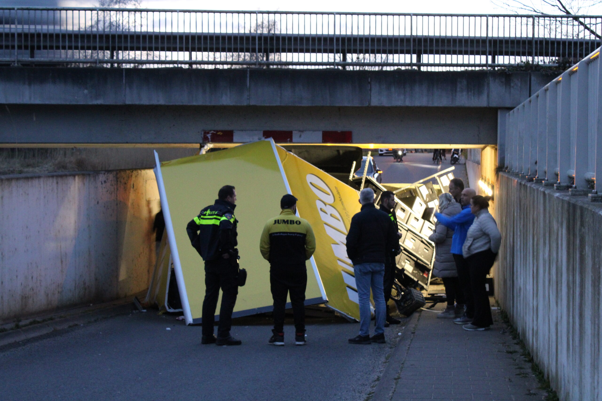 Ravage doordat bezorgwagen zich vastrijdt in tunneltje